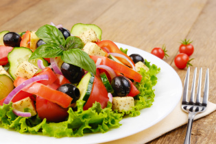 Bagaimana cara memasak salad Yunani?