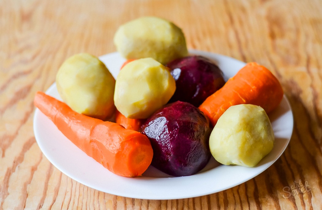 Картофель морковь свекла чеснок. Вареные овощи. Овощи для винегрета. Очищенные овощи. Сырые и вареные овощи.