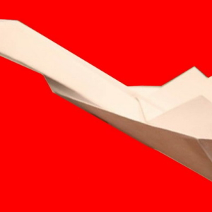 صورة كيفية صنع طائرة من الورق المقوى؟
