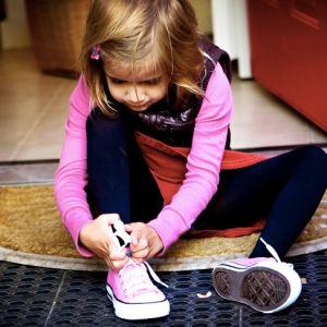เด็กสอนเด็กผูกเชือกผูกรองเท้าอย่างไร