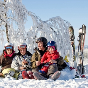 عکس که در آن به استراحت با کودکان در زمستان
