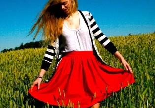 What to wear a red skirt