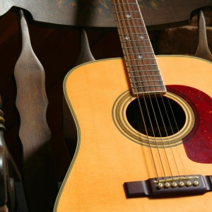 Cara mengganti string pada gitar