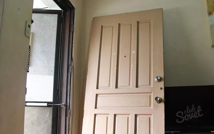 كيفية إزالة الباب من مفصلاتها