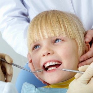 Photo how to persuade the child to treat teeth