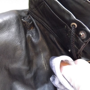 چگونه برای تمیز کردن ژاکت چرمی