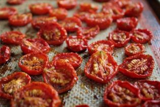 Cara pernak tomat dalam pengering untuk sayuran