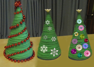 Bagaimana cara membuat pohon Natal dari benang dan lem?
