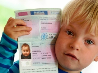Cara memasuki anak dalam paspor ke orang tua