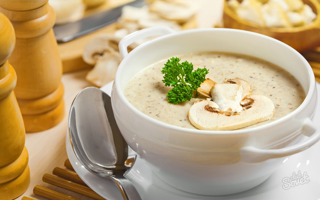 Recette de la purée de soupe avec des champignons à la crème