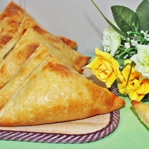 Stock Foto Khachapuri from puff pastry with cheese - recipe