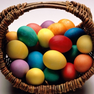 Stock Foto Comment peindre des œufs avec des colorants