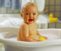 Como lavar um menino recém-nascido