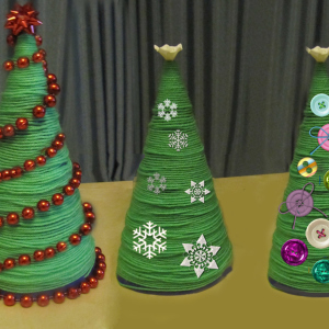 Пхото Како направити божићно дрвце од нити и лепка?