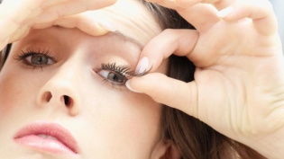 How to remove false eyelashes