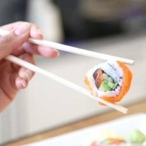 Како држати штапове за суши