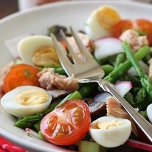 Stock Foto Wie man Salat mit Thunfisch kocht