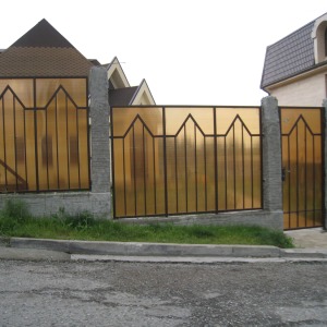 Stock Foto Polycarbonate fence - how to make