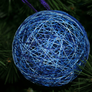 Photo how to make a Christmas ball from threads