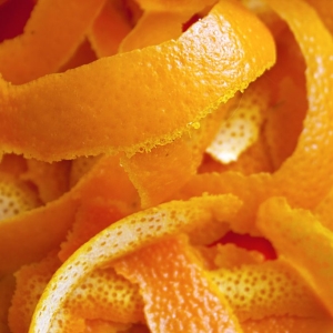 Come rendere pezzi da croste d'arancia a casa