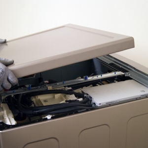 Foto, kako odstraniti zgornji pokrov pralnega stroja