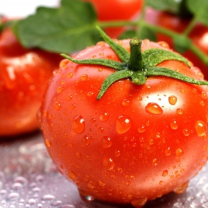 Stock Foto So entfernen Sie die Schale mit Tomaten