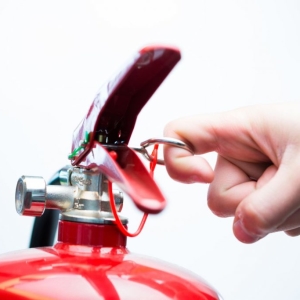 Foto bagaimana menggunakan alat pemadam kebakaran