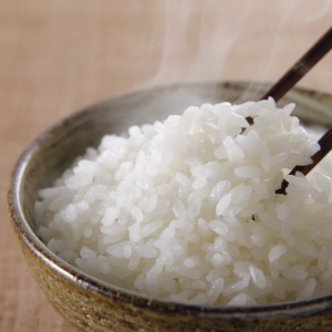Estoque how como cozinhar arroz friável em uma panela