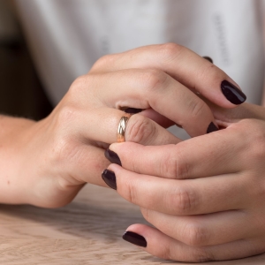 Foto Como remover o anel com o dedo inchado