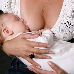 كيفية إطعام حليب الثدي حديث الولادة