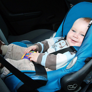 صور كيفية تحميل مقعد السيارة الطفل