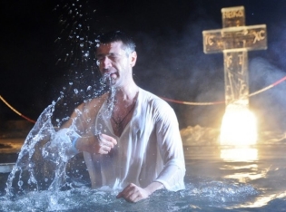 Nuotare nel buco sul battesimo - come
