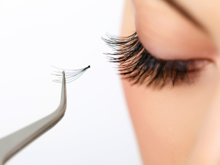 How to remove zoomed eyelashes at home