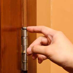 Πώς να λιπάνετε τις πόρτες μεντεσέδες