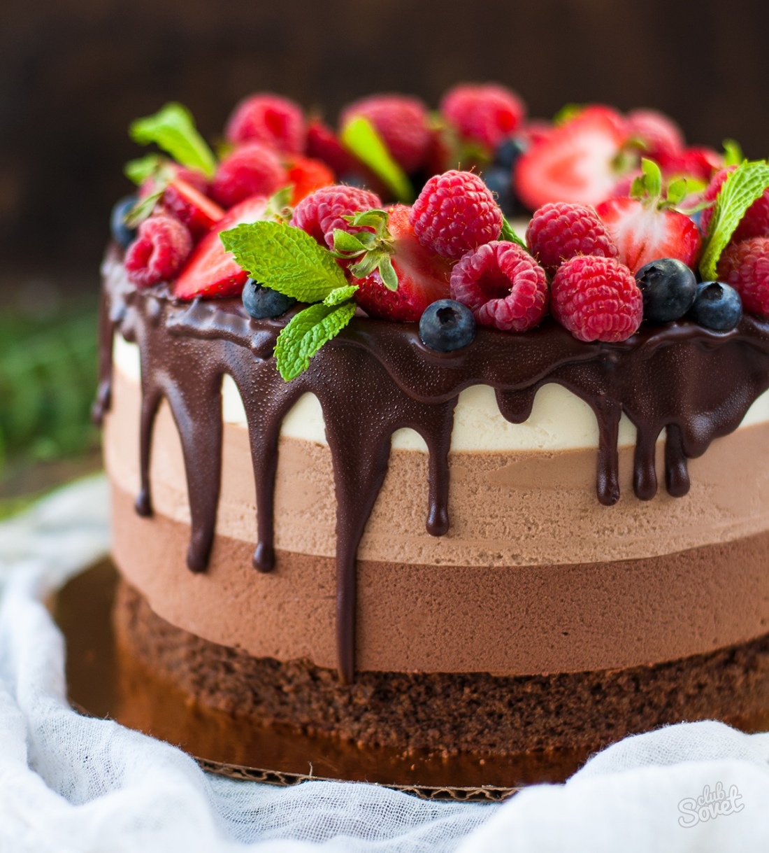 How to make leaks on chocolate cake?