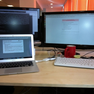 Fotosurat MacBook monitoriga ulanish