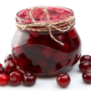 Stock Foto How to cook cherry jam with bones