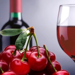 Stock Foto Wine from cherry at home