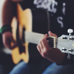 Fotosurat qanday qilib akustik gitarani tanlash mumkin