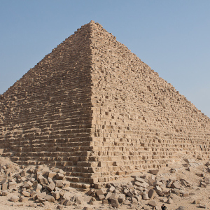 Hur man hittar volymen av pyramiden