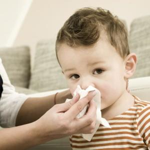 Foto Como curar um nariz escorrendo em uma criança
