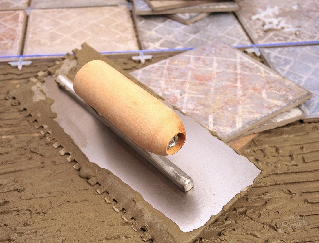 Come mettere una piastrella sul pavimento in legno