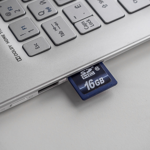 Foto Come inserire una scheda di memoria in un laptop