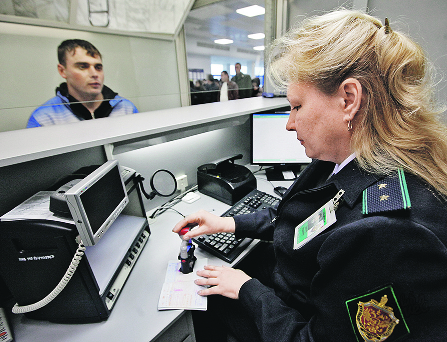 Ryssland. Rostov-on-Don. Gränsvakten kontrollerar passagerarens dokument på Rostovs internationella flygplats. Foto av itar-tass / interpress / victor pogontsev