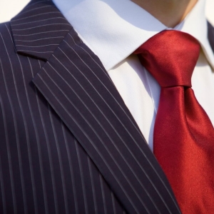 عکس چگونه کراوات را به درستی کراو دهید