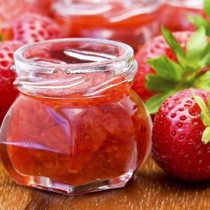 Як вирізати полуницю з цукром