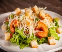 Salade César avec crevettes - Recette classique