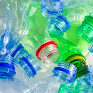 ما يمكن صنعه من زجاجة بلاستيكية - 10 أفكار