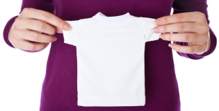 Wie man ein T-Shirt streckt