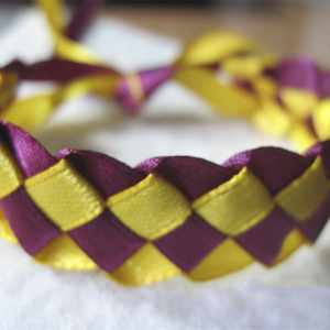 როგორ weave baubles საწყისი ribbons